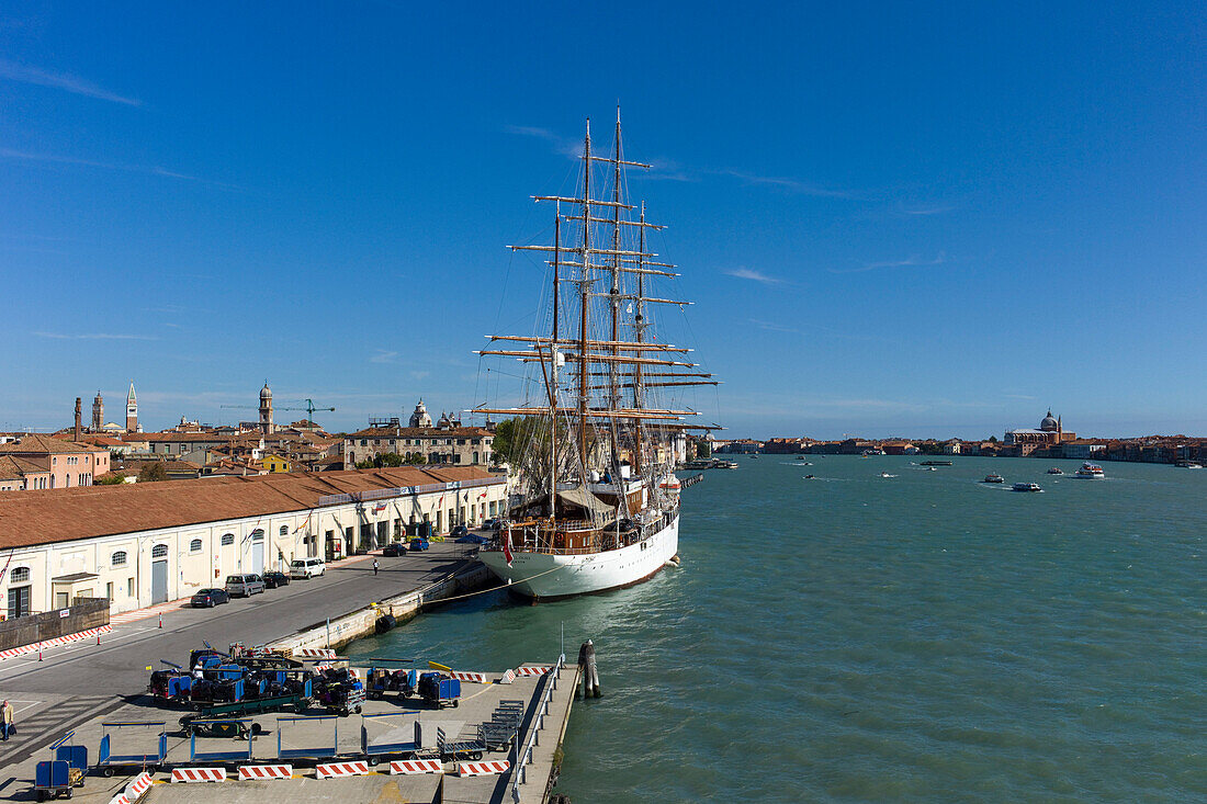 Großsegler Kreuzfahrtschiff Sea Cloud, Sea Cloud Cruises, liegt an der Pier am Canale della Giudecca, Venedig, Venetien, Italien, Europa