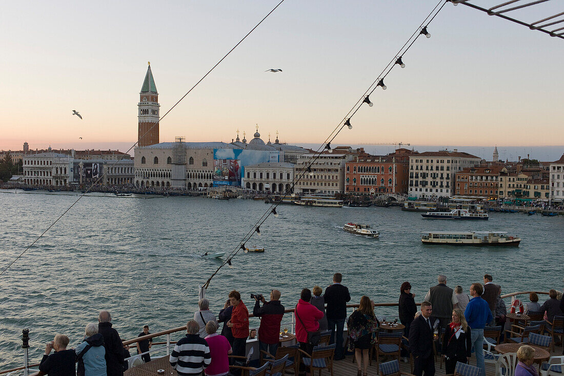 Blick auf Campanile di San Marco Turm und Markusdom von an Bord Kreuzfahrtschiff MS Delphin bei der Ausfahrt aus Venedig, Venetien, Italien, Europa