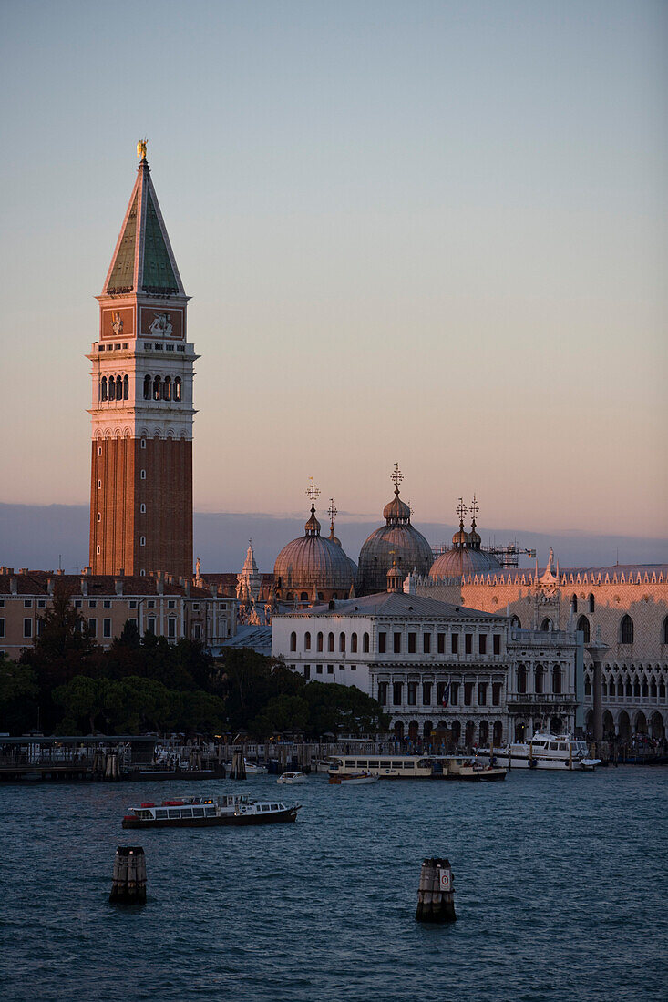 Blick auf Campanile di San Marco Turm und Markusdom von an Bord Kreuzfahrtschiff MS Delphin bei der Ausfahrt aus Venedig, Venetien, Italien, Europa