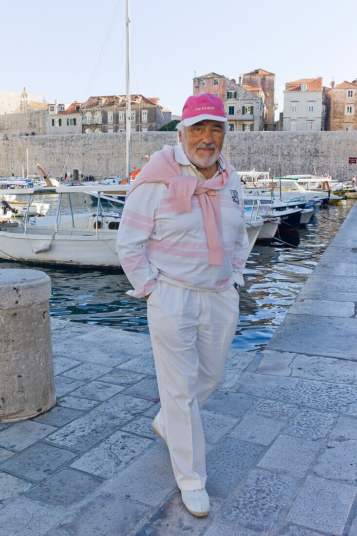 Schauspieler Mario Adorf bei Spaziergang entlang Hafen (während Dreharbeiten zur ARD Degeto-Mona Film Produktion Die lange Welle hinterm Kiel), Dubrovnik, Kroatien, Europa