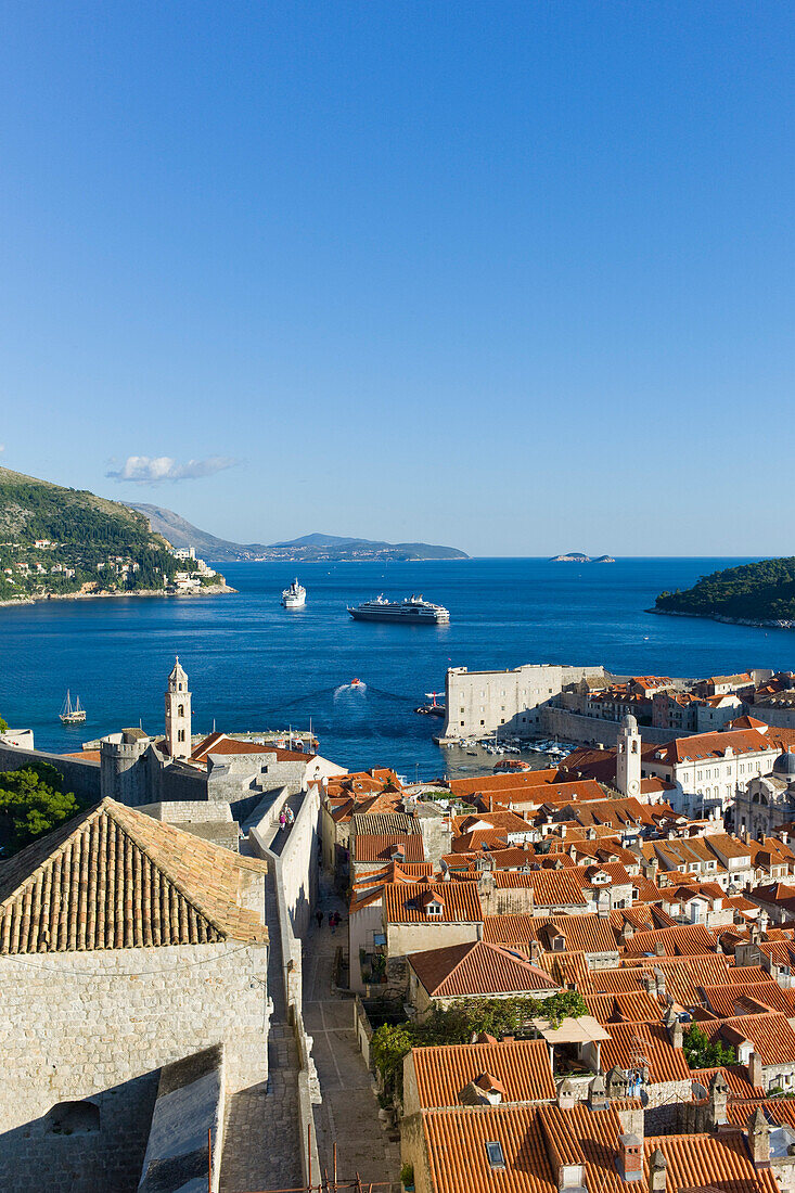 Blick von Stadtmauer auf Altstadt, Dubrovnik, Dalmatien, Kroatien, Europa