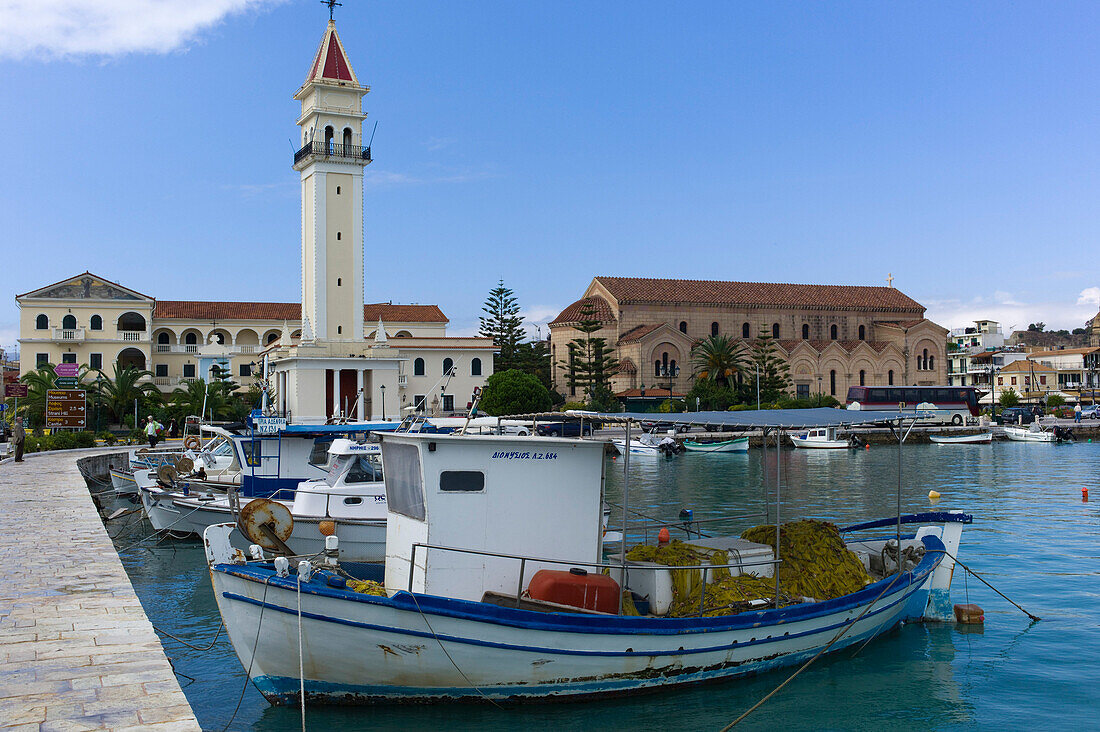 Fischerboote im Hafen mit Dionysios Kirche, Agios Stadt, Zakynthos, Ionische Inseln, Griechenland, Europa