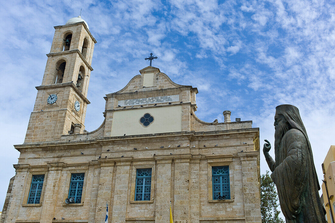 Statue und Griechisch Orthodoxe Kirche von Chania, Kreta, Griechenland, Europa