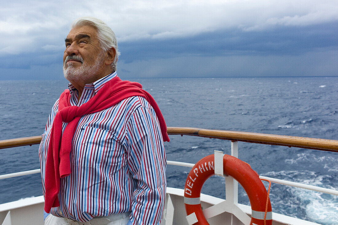 Schauspieler Mario Adorf an Bord von Kreuzfahrtschiff MS Delphin (anläßlich Dreharbeiten zur ARD Degeto-Mona Film Produktion Die lange Welle hinterm Kiel), Ägäis, nahe Griechenland, Europa