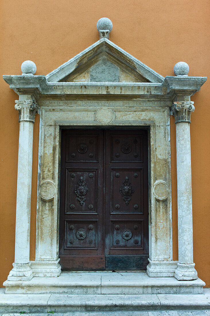 Tür und Torbogen der St. Simeon Kirche, Zadar, Dalmatien, Kroatien, Europa