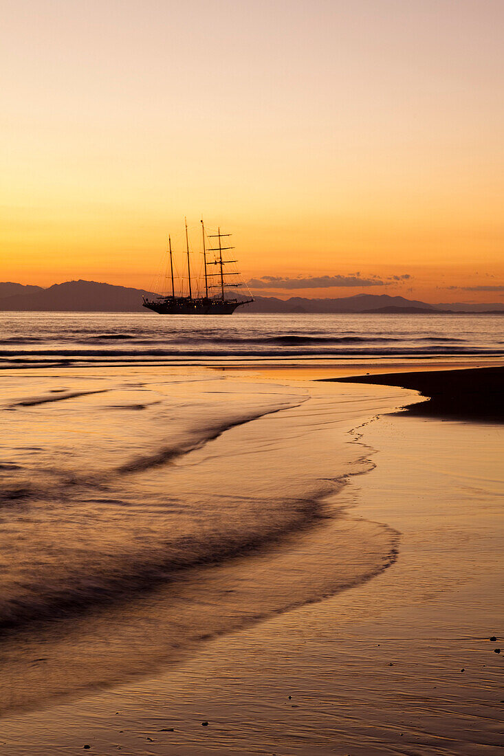 Strand und Großsegler Kreuzfahrtschiff Star Flyer (Star Clippers Cruises) bei Sonnenuntergang, Puerto Caldera, Puntarenas, Costa Rica, Mittelamerika, Amerika