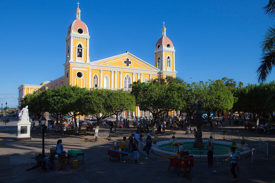 Die Kathedrale von Granada hinter dem Parque Central Park und Marktplatz, Granada, Granada, Nicaragua, Mittelamerika, Amerika