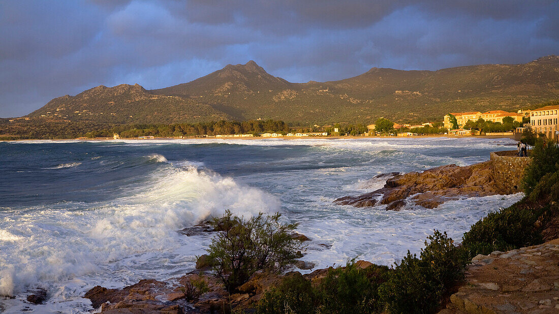 Abendstimmung und Brandung, Bucht von Algajola, Nordwest-Küste, Region Balagne, Korsika, Frankreich, Europa