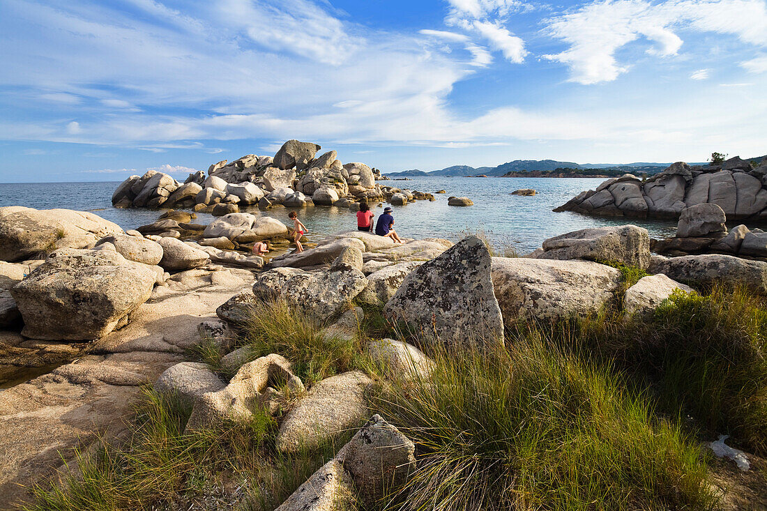 Familie in den Felsen am Strand von Palombaggia, Südostküste, Korsika, Frankreich, Europa