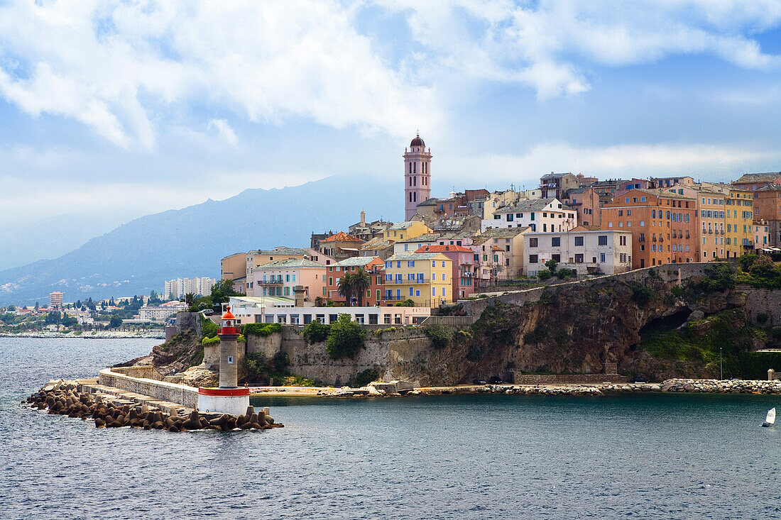 Bastia, Hafeneinfahrt mit Leuchtturm, Nordostküste, Korsika, Frankreich, Europa
