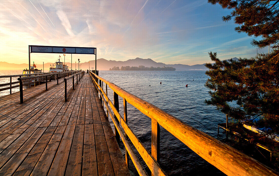 Morning mood in Gstadt with a view on Fraueninsel, Chiemsee, Chiemgau, Upper Bavaria, Bavaria, Germany