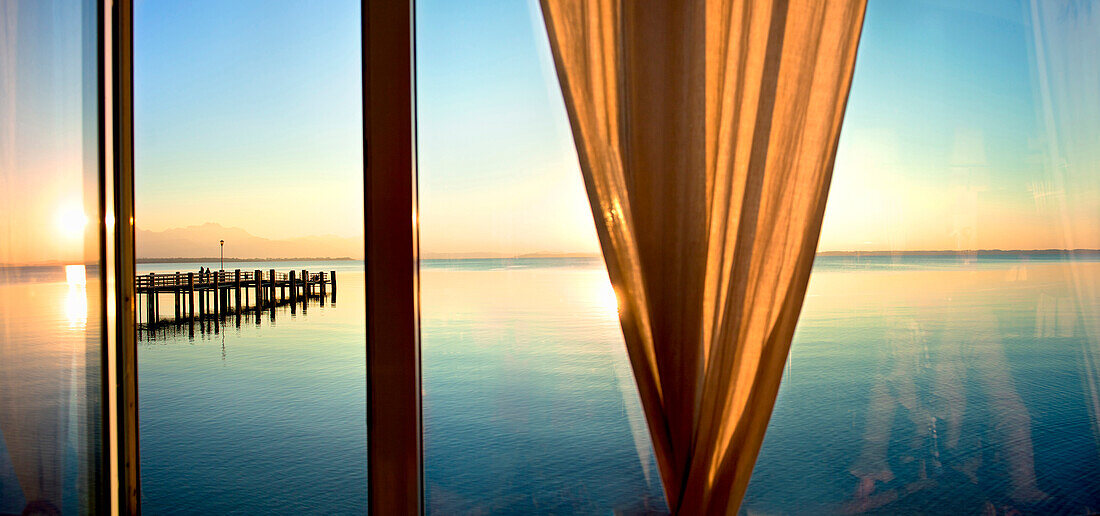 Abendlicht im Café mit Blick auf den Chiemsee, Chieming, Chiemsee, Chiemgau, Oberbayern, Bayern, Deutschland