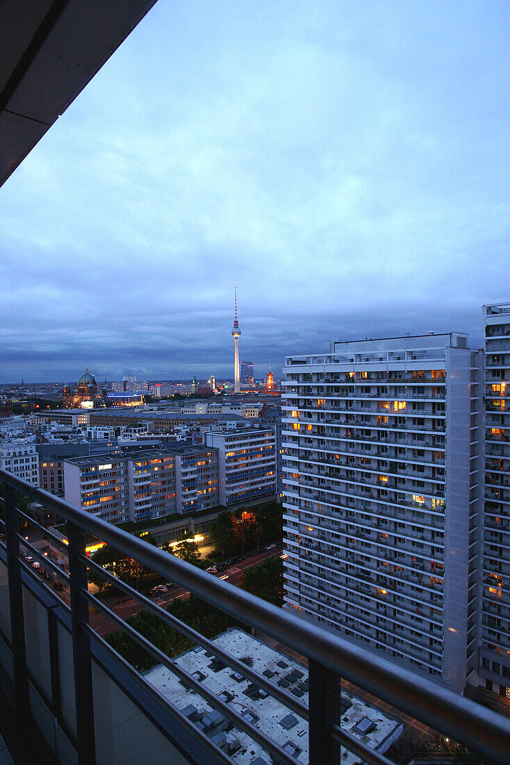 Aussicht vom 22. Stock einer Wohnung in der Leipziger Straße, Mitte, Berlin, Deutschland, Europa