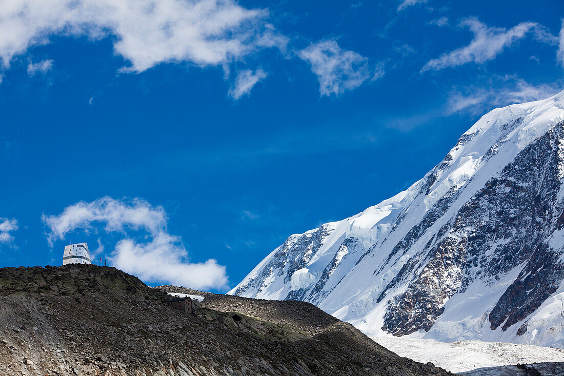 Neue Monte-Rosa-Hütte, Liskamm im Hintergrund, Zermatt, Kanton Wallis, Schweiz, Klimahörpfad von myclimate