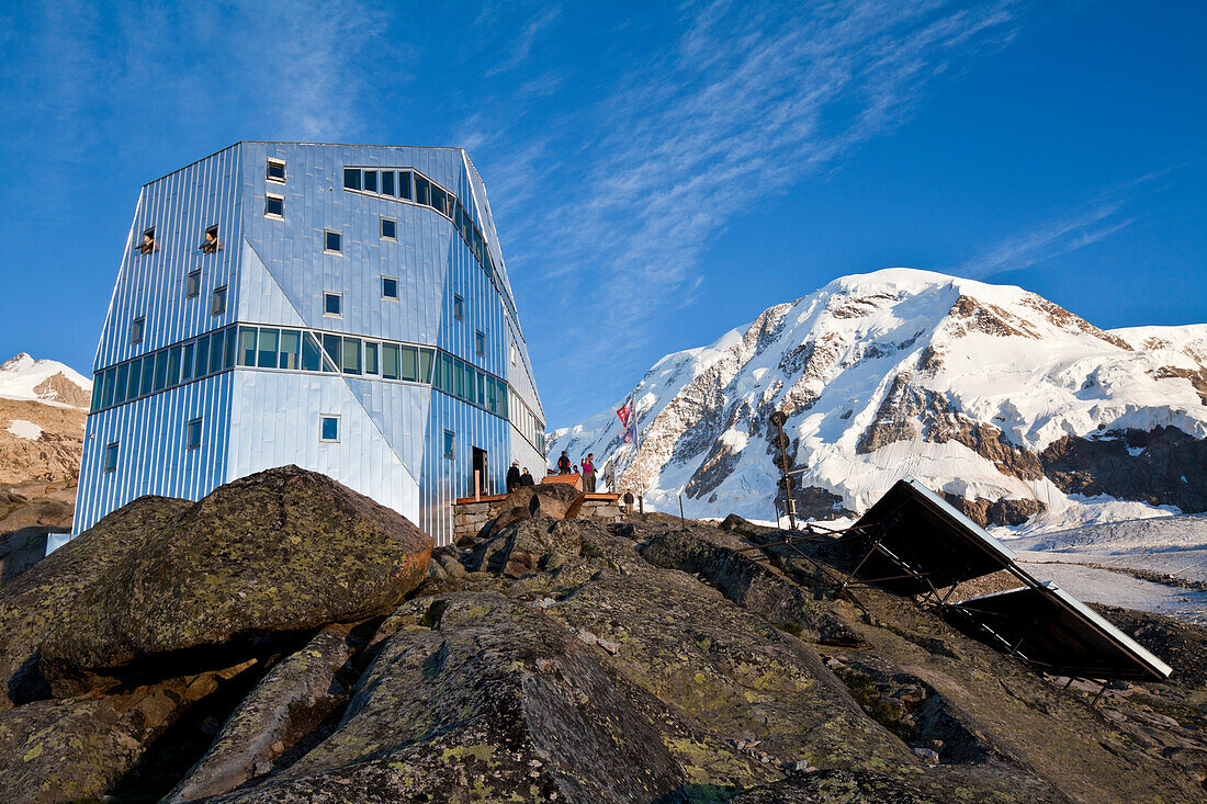 Neue Monte-Rosa-Hütte am Abend, Liskamm im Hintergrund, Zermatt, Kanton Wallis, Schweiz, Klimahörpfad von myclimate