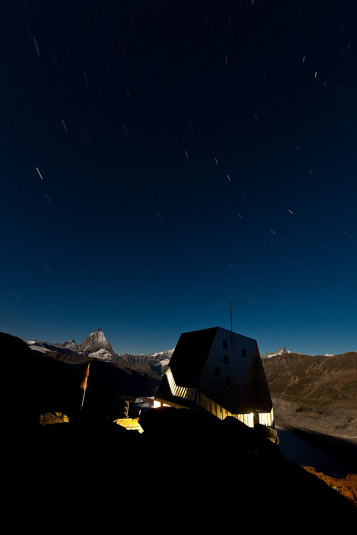 Neue Monte-Rosa-Hütte bei Nacht, Matterhorn im Hintergrund, Zermatt, Kanton Wallis, Schweiz, Klimahörpfad von myclimate