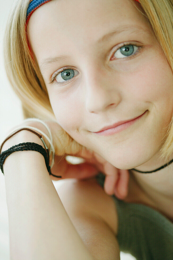 Mädchen (12 Jahre) lächelt in die Kamera