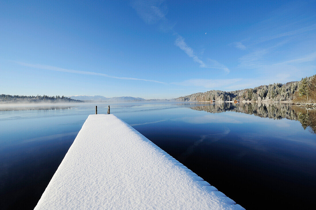 Verschneiter Steg am Kirchsee, Kirchsee, Oberbayern, Bayern, Deutschland, Europa