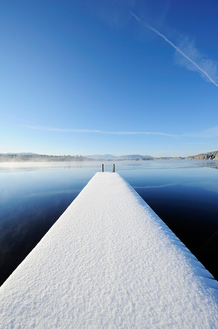 Verschneiter Steg am Kirchsee, Kirchsee, Oberbayern, Bayern, Deutschland, Europa