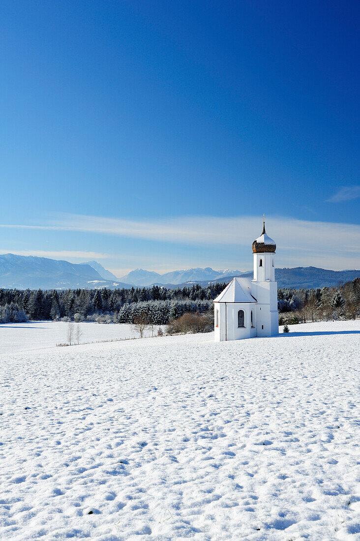 Snow covered church in front of Zugspitze and Ammergau range, Penzberg, Werdenfelser Land, Upper Bavaria, Bavaria, Germany, Europe