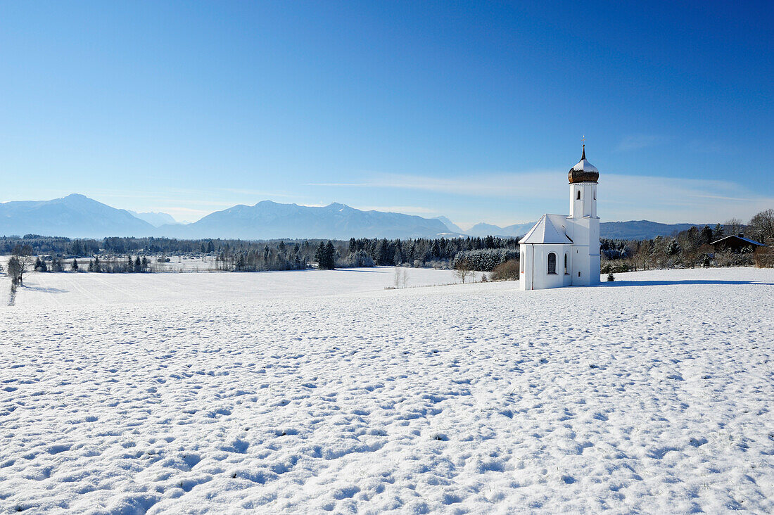 Verschneite Kirche vor Alpenkette, Penzberg, Werdenfelser Land, Oberbayern, Bayern, Deutschland, Europa
