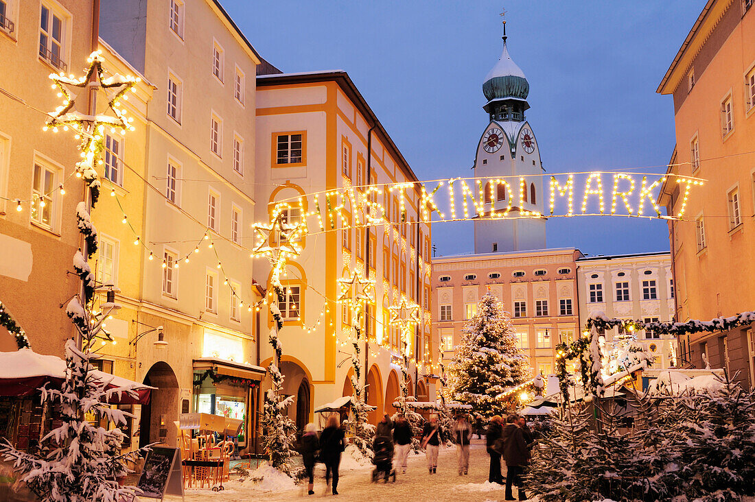 People approaching Christmas market, Christmas market Rosenheim, Rosenheim, Upper Bavaria, Bavaria, Germany, Europe