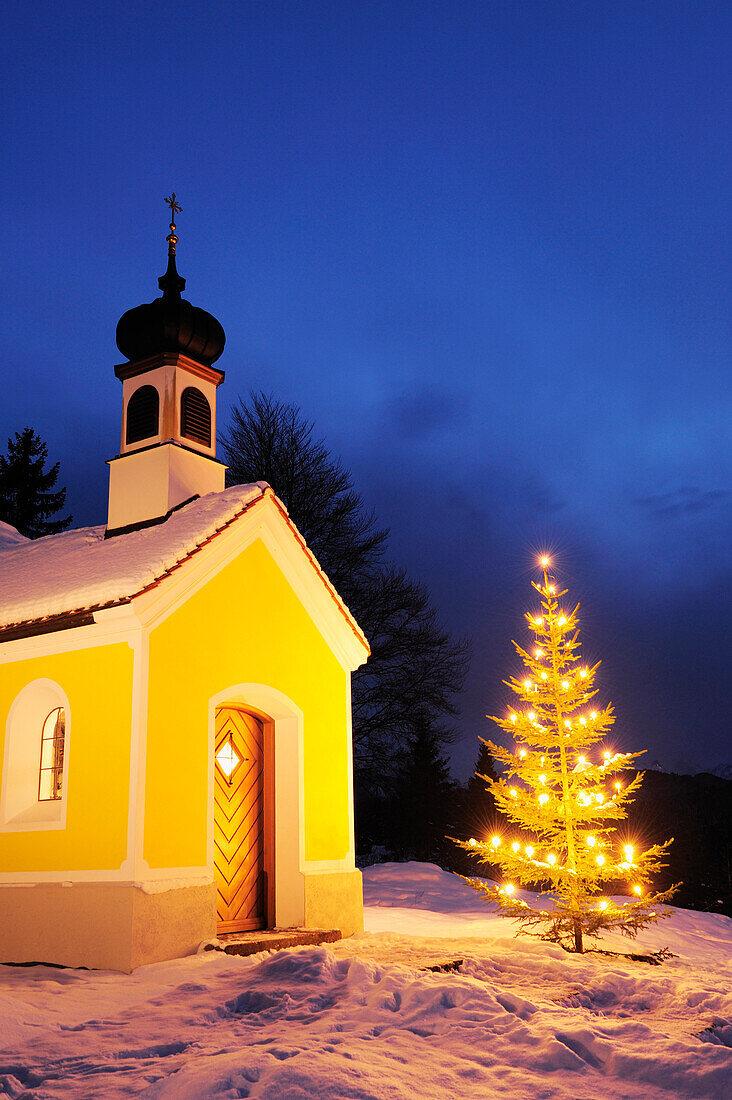 Beleuchtete Kapelle mit Christbaum, Werdenfelser Land, Oberbayern, Bayern, Deutschland, Europa