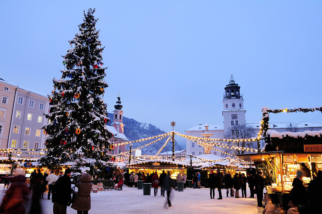 Christkindlmarkt am Abend, Christkindlmarkt Salzburg, UNESCO Weltkulturerbe Salzburg, Salzburg, Österreich, Europa