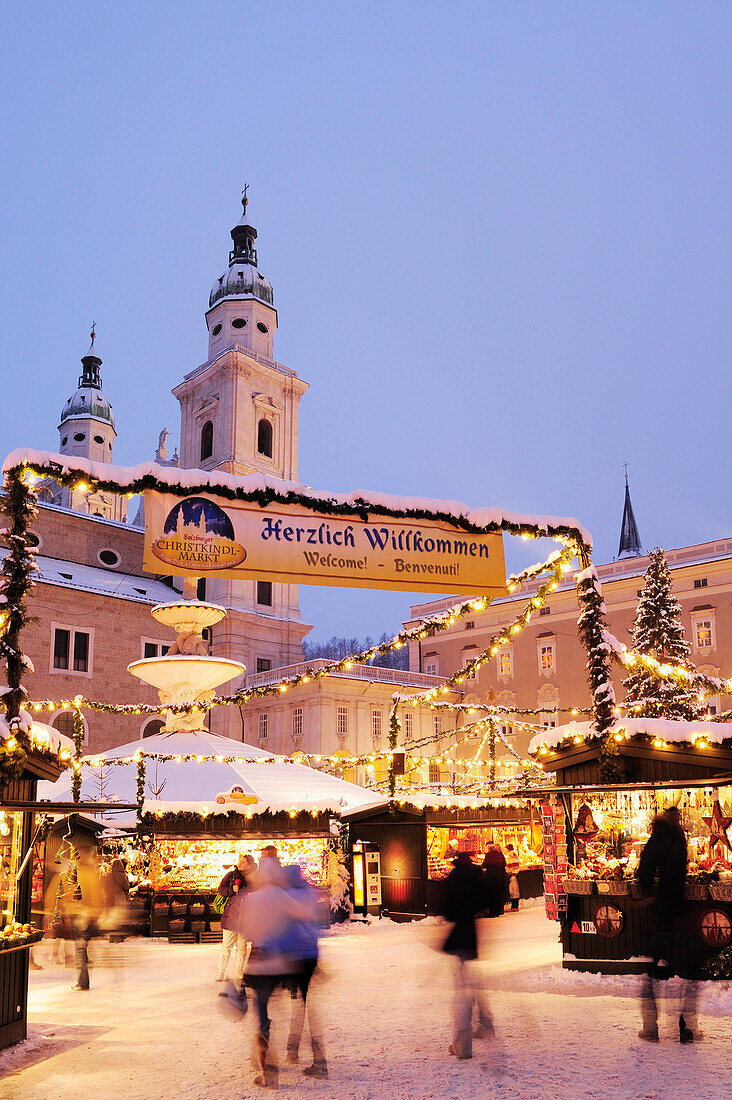 Christmas market at night with cathedral of Salzburg, Christmas market Salzburg, UNESCO World Heritage Site Salzburg, Salzburg, Austria, Europe