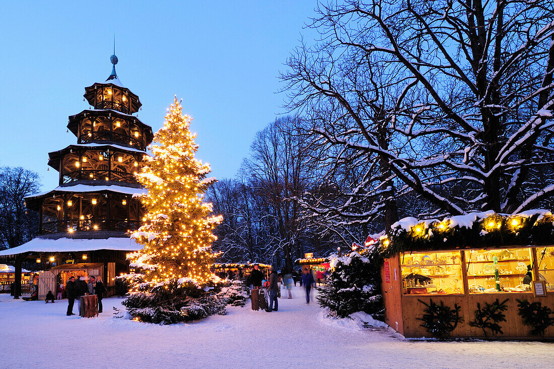 Menschen auf dem Christkindlmarkt am Abend, Chinesischer Turm, Englischer Garten, München, Oberbayern, Bayern, Deutschland, Europa