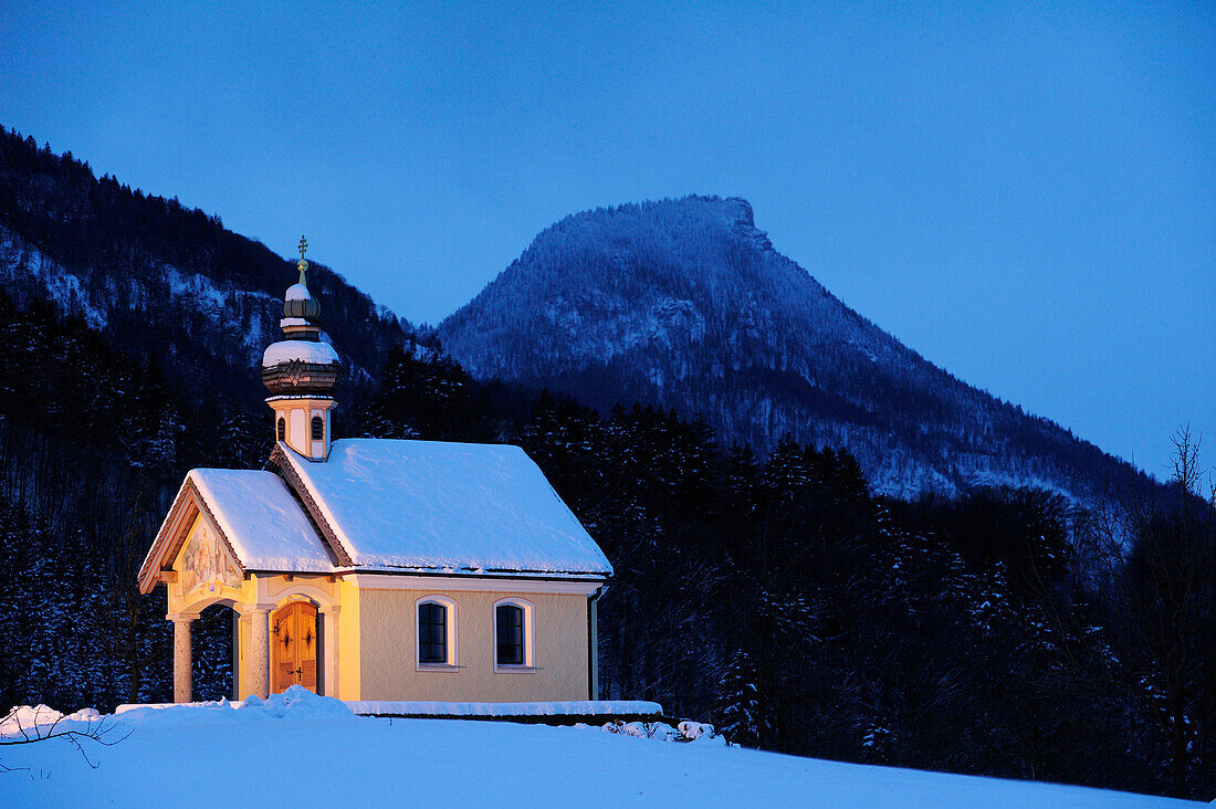 Snow covered chapel, Heuberg in background, Inntal, Chiemgau, Upper Bavaria, Bavaria, Germany, Europe