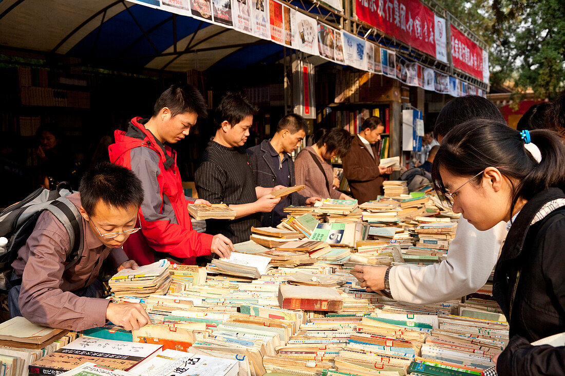 Büchermarkt in einem Pekinger Park, Ditan Park, Peking, VR China