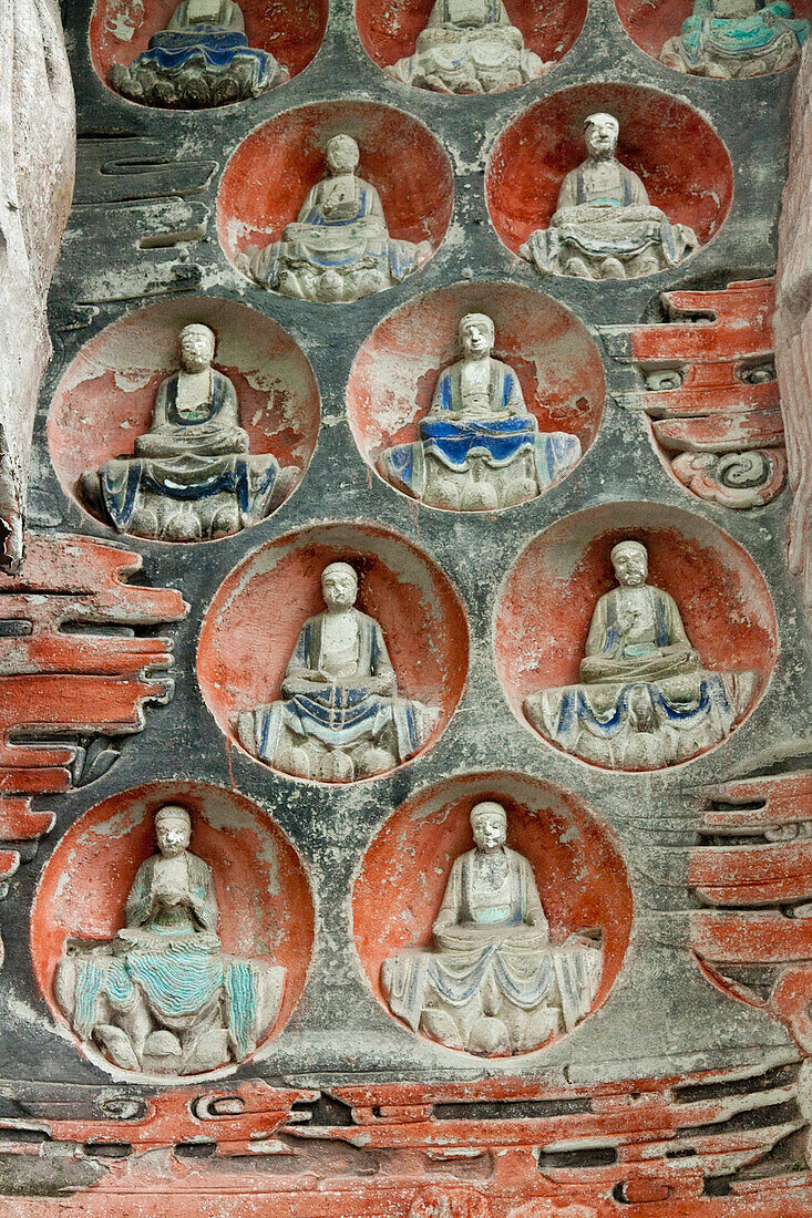 Buddhistische Grotten von Dazu, im 11. Jahrhundert unter Federführung eines buddhistischen Mönches in den Fels gehauen, Mahayana Buddhismus, Weltkulturerbe, Touristen, Dazu, Chongqing, VR China