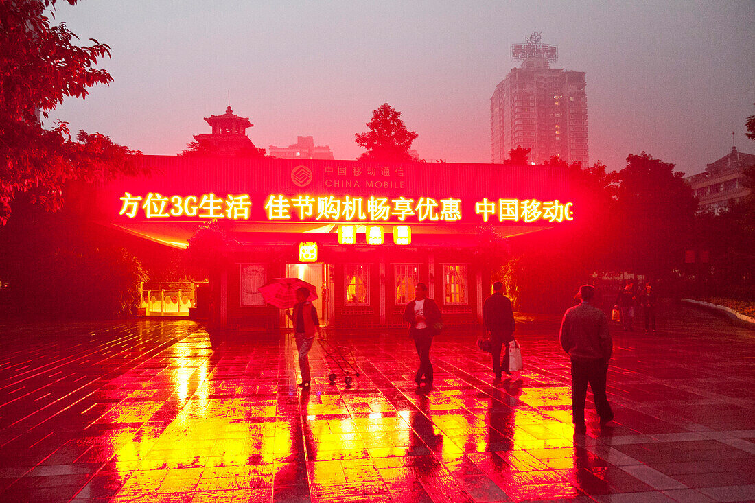 Stadtteil Shapingba von Chongqing im Abendlicht, Hochäuser und Leuchtreklame, Passanten, Chongqing, VR China