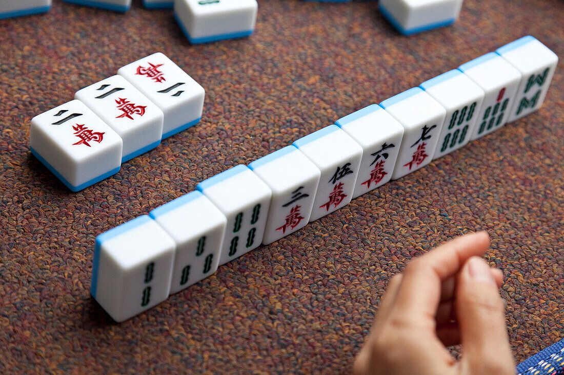 Frauen spielen Majiang, Mahjong, chinesisches Brettspiel, auf der Strasse, Chongqing, VR China