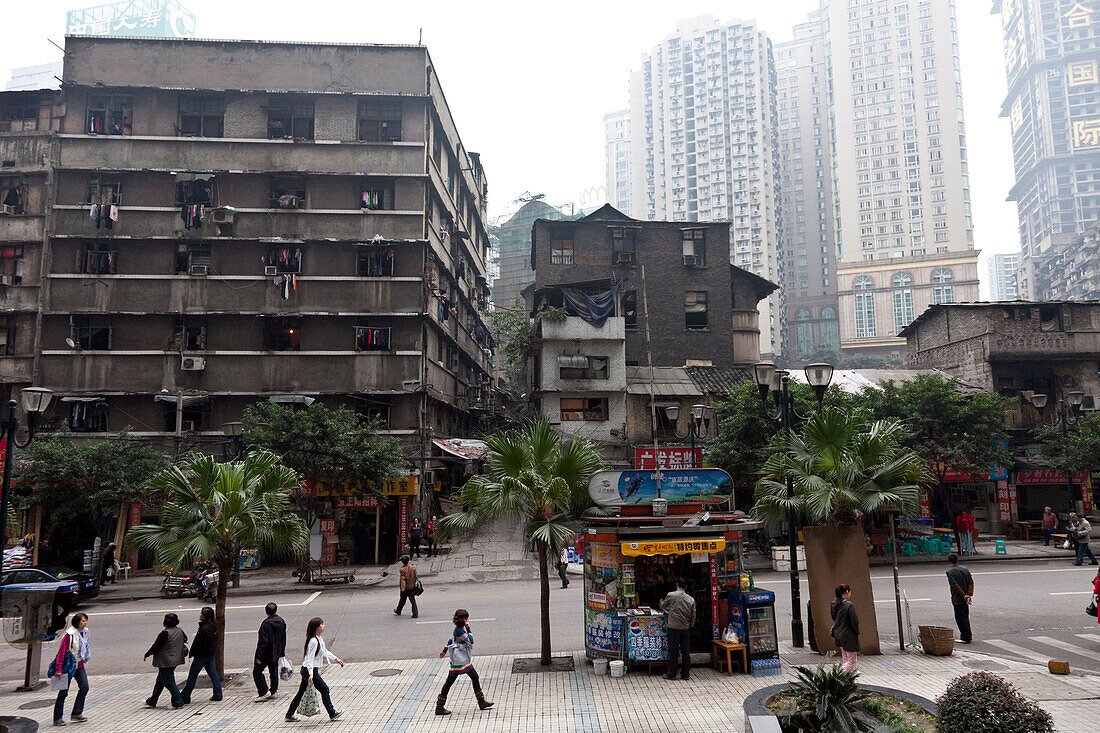 Strassenszene, Kiosk, Hochäuser und heruntergekommene Häuser, Chongqing, VR China