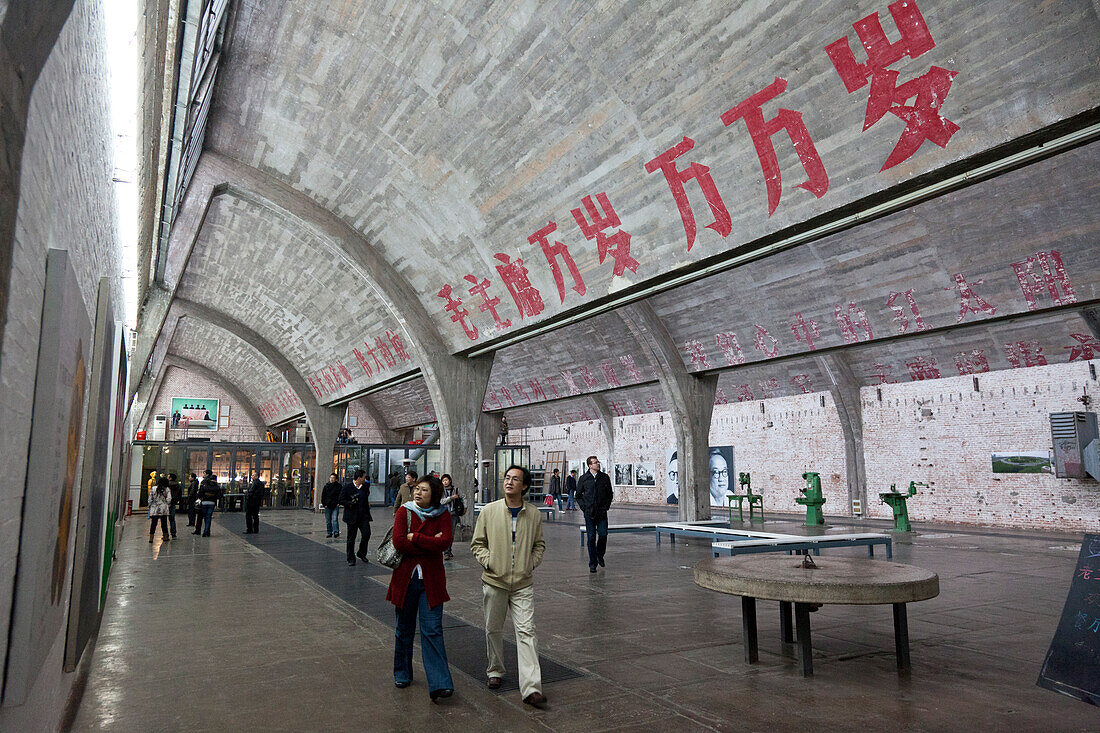 Künstlerviertel 798, Dashanzi, Galerieräume in einem ehemalige Waffenfabrik, von Ingenieuren der DDR erbaut, jetzt Zentrum der Kreativen und Künstler, chinesische moderne Kunst, chinesische Schriftzeichen bedeuten Lang lebe der Vorsitzende Mao Zedong, Pek