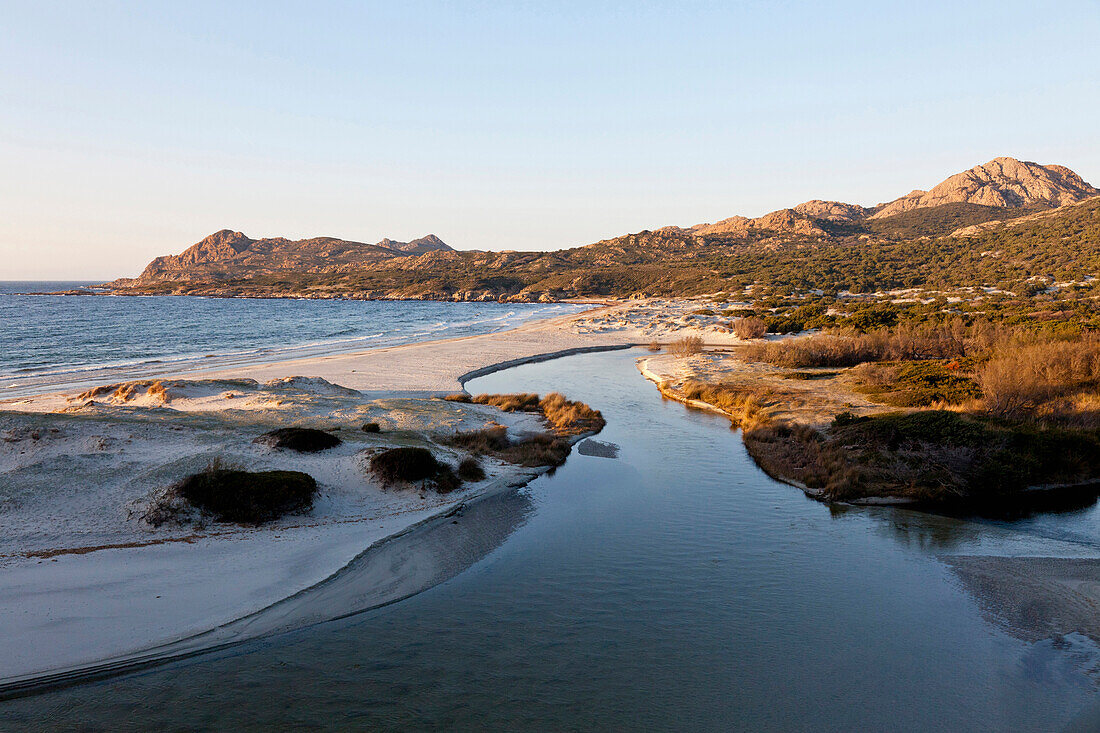 Bucht an der Mündung des Ostriconi Flusses bei Sonnenuntergang, Ostküste von Korsika, Desert des Agriates, Korsika, Frankreich