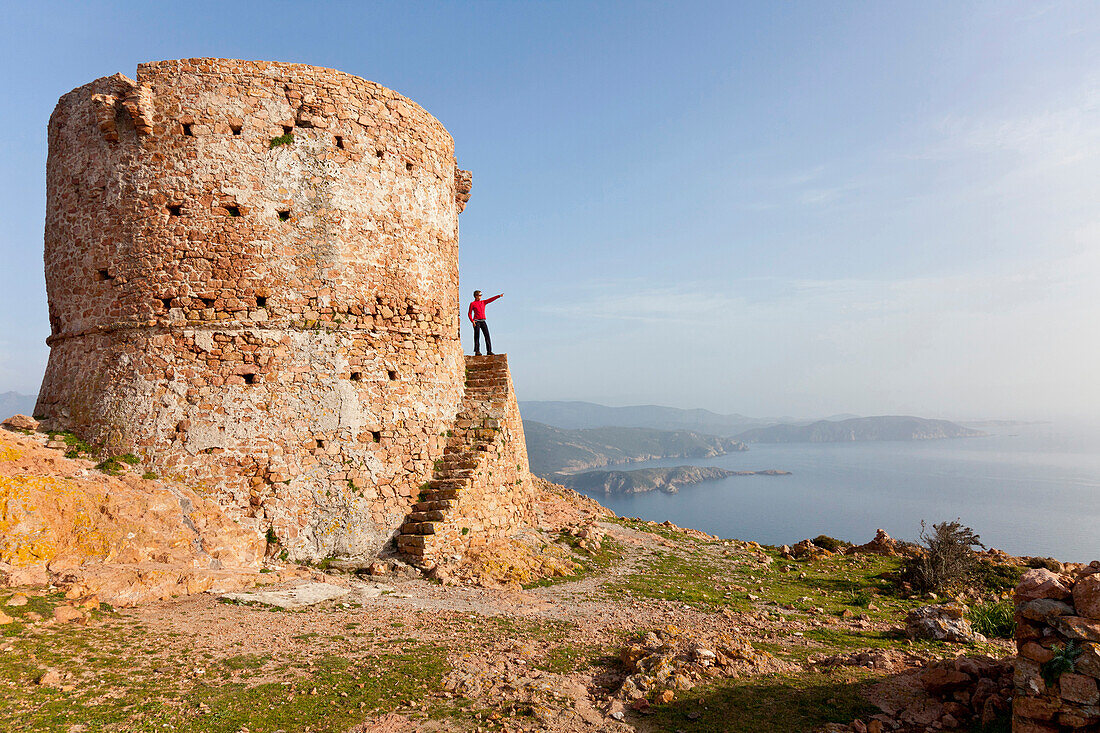 Wanderung zur Landspitze Capo Rosso zwischen Porto und Cargese zum Turm von Turghio, Wanderer zeigt über das Meer, Porto, Korsika, Frankreich