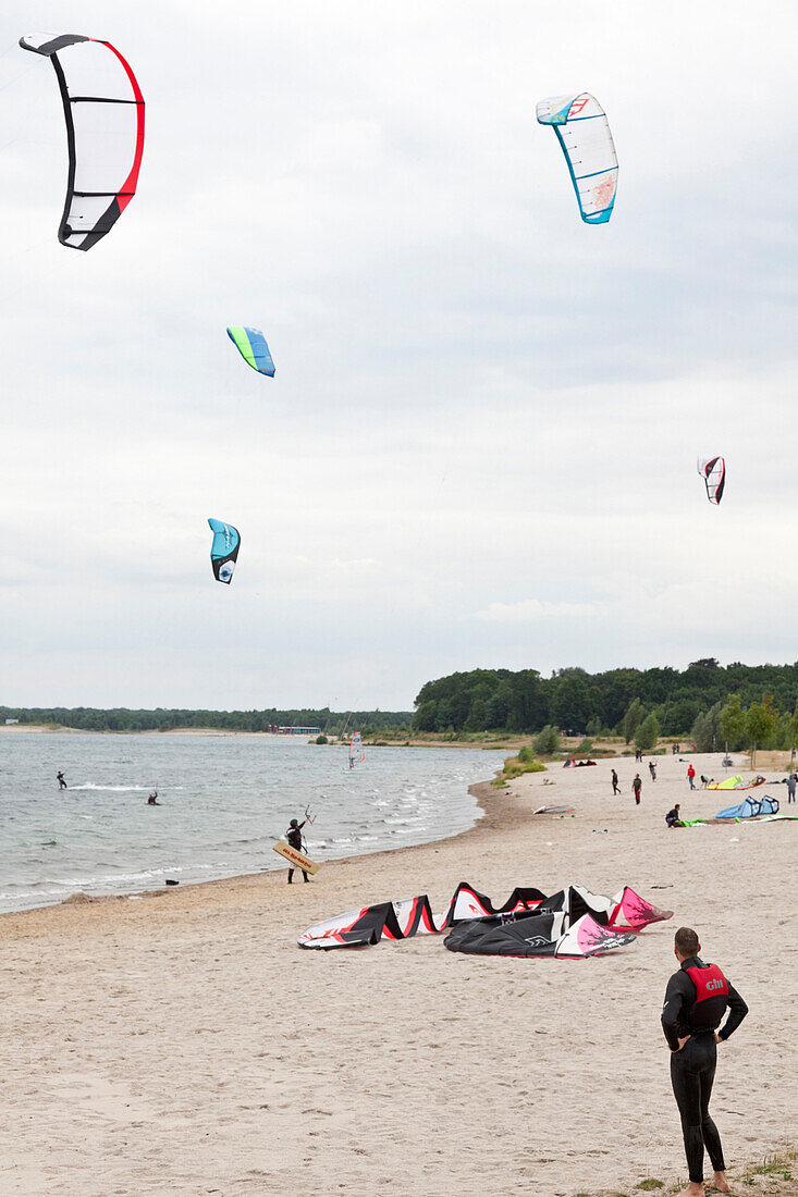 Kitesurfer am Cospudener See, Leipzig, Sachsen, Deutschland