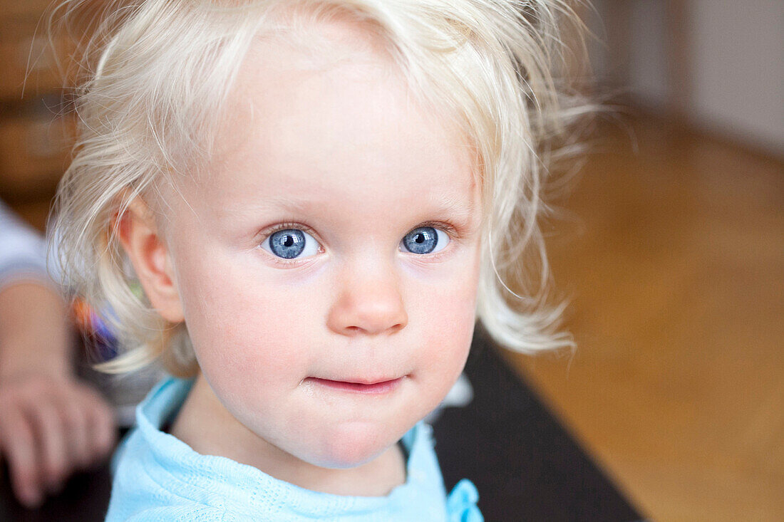 Mädchen (1 Jahre) blickt in die Kamera, Leipzig, Sachsen, Deutschland