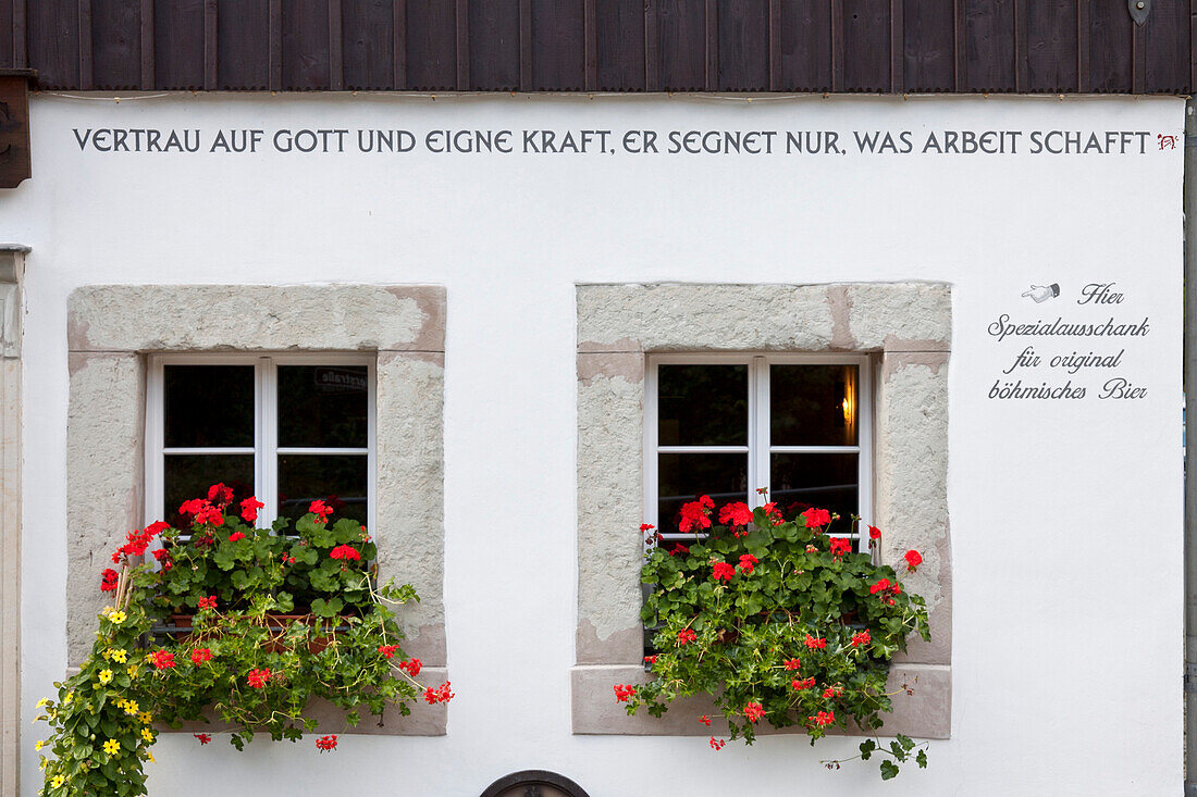 Fenster mit Blumenkästen und Schriftzug an der Fassade von einem Restaurant, Lückendorf, Oybin, Sachsen, Deutschland