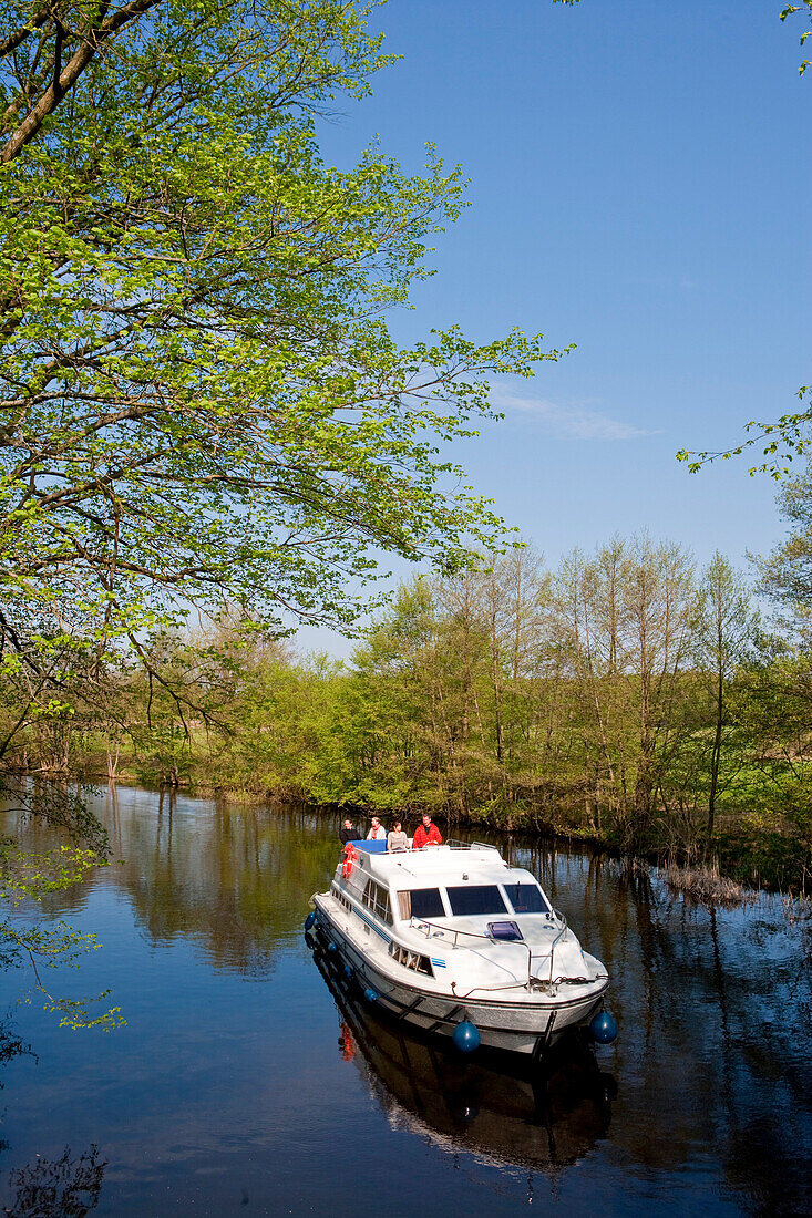 Le Boat Hausboot auf einem Kanal nahe Ellbogensee, Mecklenburgische Seenplatte, Mecklenburg, Deutschland, Europa