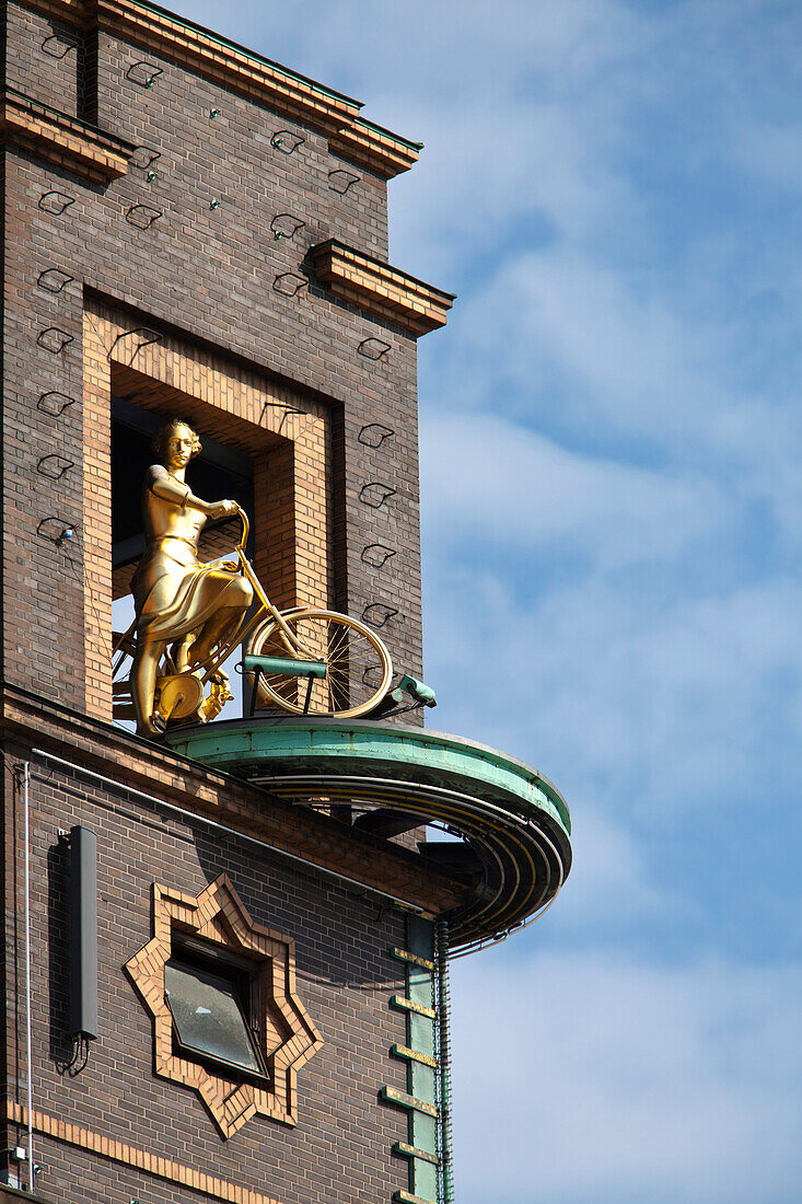 Richshuset, Das Haus ist bekannt für seine vergoldeten Wettermädchen Statue, an der Ecke Radhuspladsen zur Vesterbrogade, Kopenhagen, Dänemark