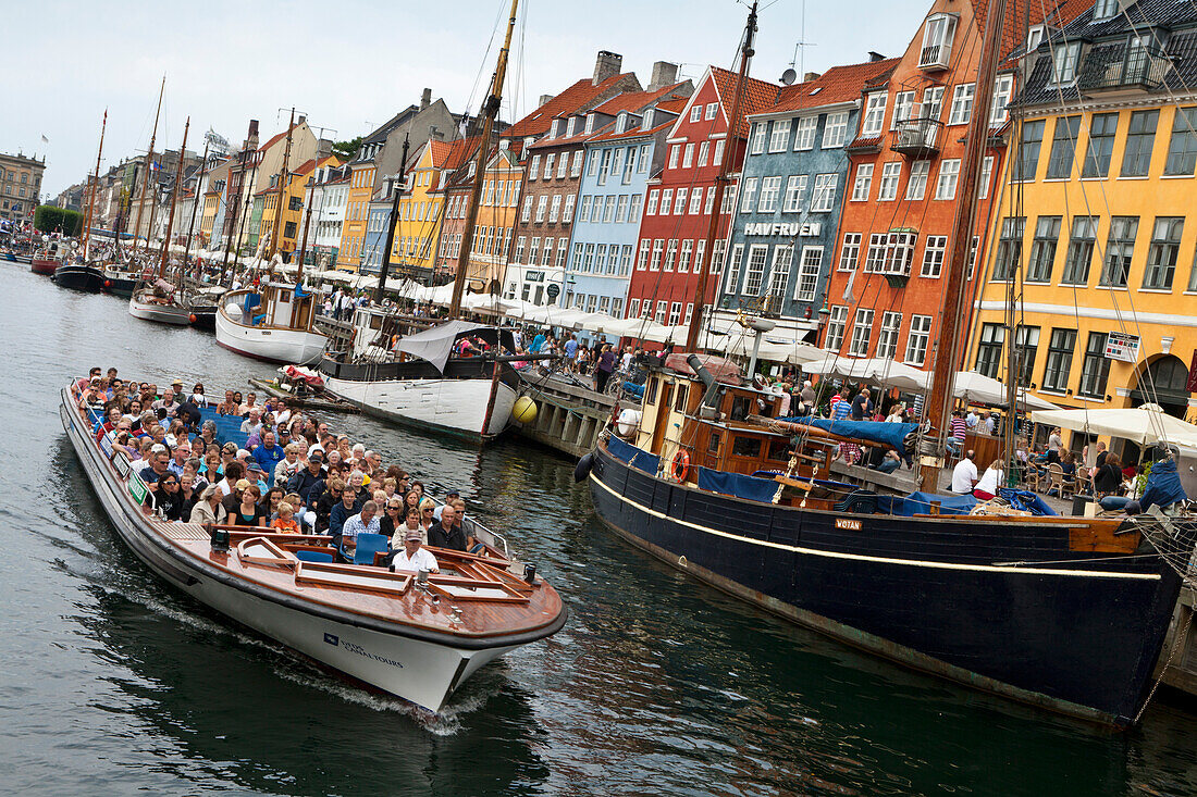 Ausflugsboot mit Touristen, Nyhavn, Kopenhagen, Denmark