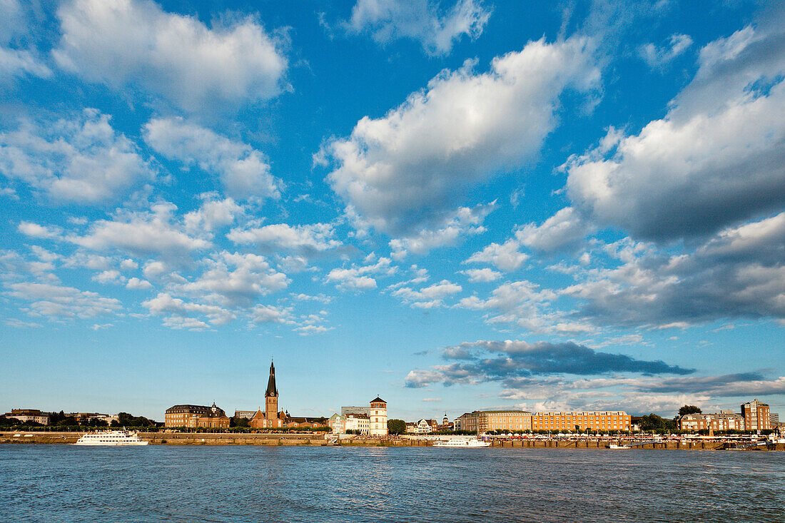 Blick auf Rhein und Altstadt unter Wolkenhimmel, Düsseldorf, Nordrhein-Westfalen, Deutschland, Europa