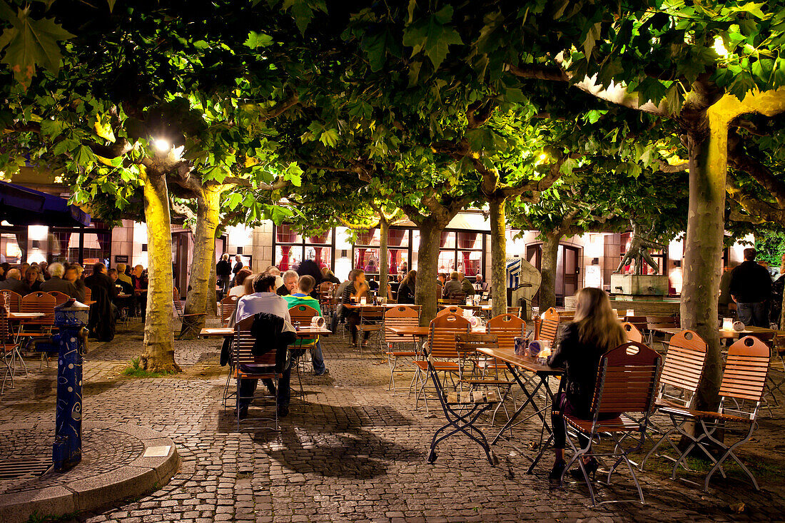 Menschen im Aussenbereich eines Restaurants am Schlossturm, Burgplatz, Altstadt, Düsseldorf, Nordrhein-Westfalen, Deutschland, Europa