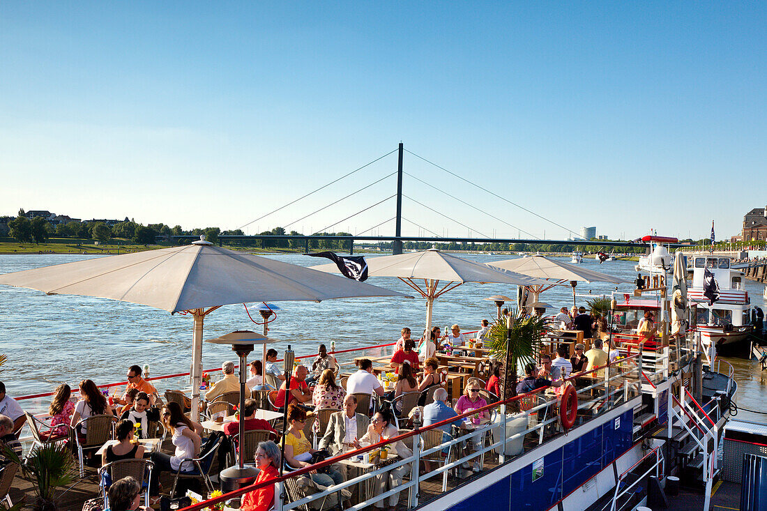 Restaurantschiff an der Rheinuferpromenade im Sonnenlicht, Altstadt, Düsseldorf, Nordrhein-Westfalen, Deutschland, Europa
