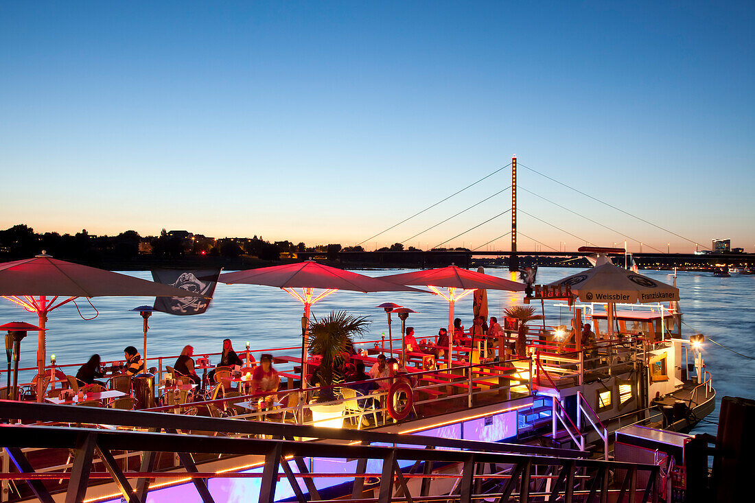 Restaurantschiff an der Rheinuferpromenade am Abend, Altstadt, Düsseldorf, Nordrhein-Westfalen, Deutschland, Europa