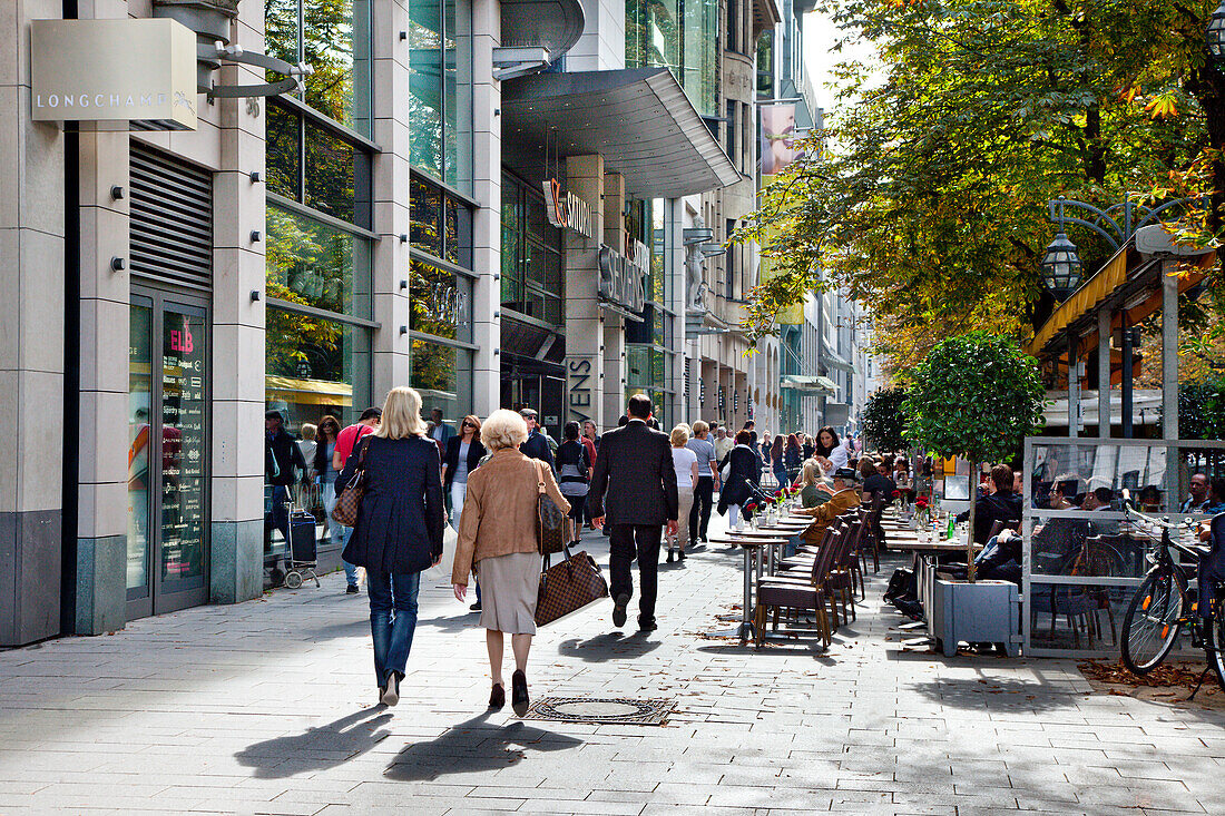 Menschen vor Geschäften in der Königsallee, Düsseldorf, Nordrhein-Westfalen, Deutschland, Europa